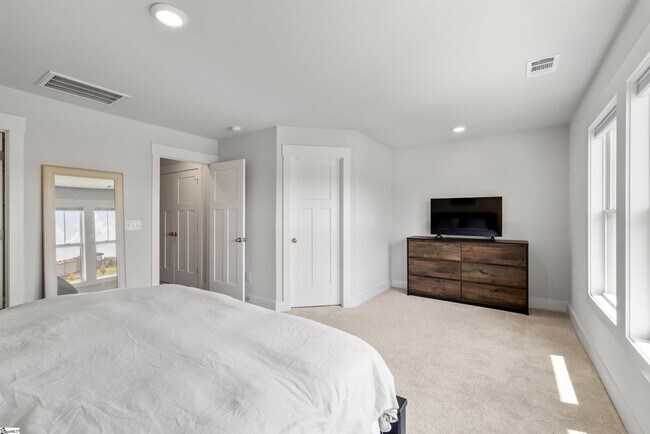 Building Photo - 127 Shallons Dr