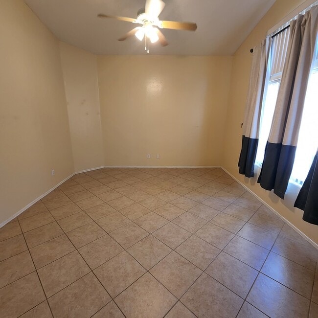 Building Photo - 1382 W Via Rio Blanco