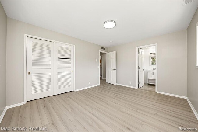 Building Photo - 6096 Darramoor Rd