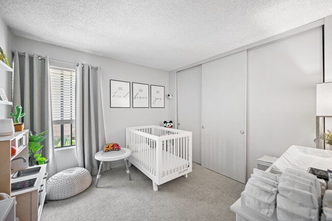 Building Photo - 3 bed 2 bath move-in ready unit.