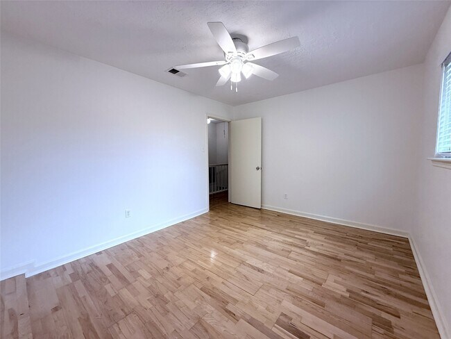 Building Photo - 6902 Sandy Knolls Dr