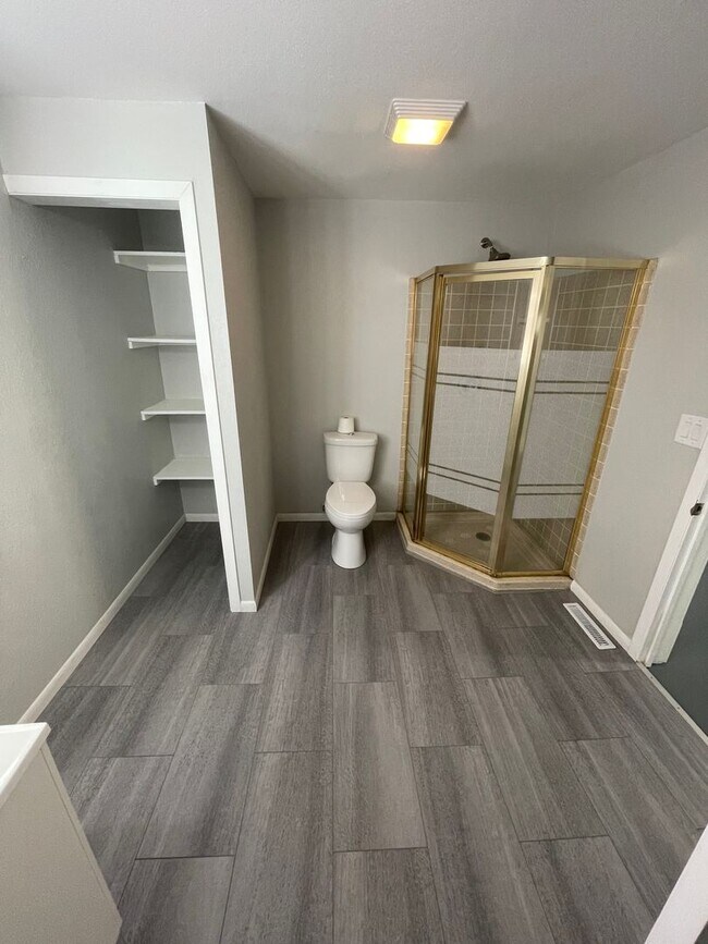 Building Photo - AVAILABLE June  - 1 BED 1 BATH Single Family Home!