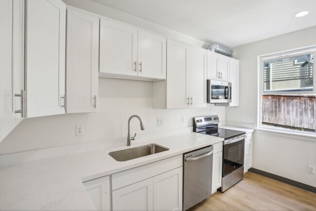 Building Photo - Spacious Townhome – Husky now leasing!