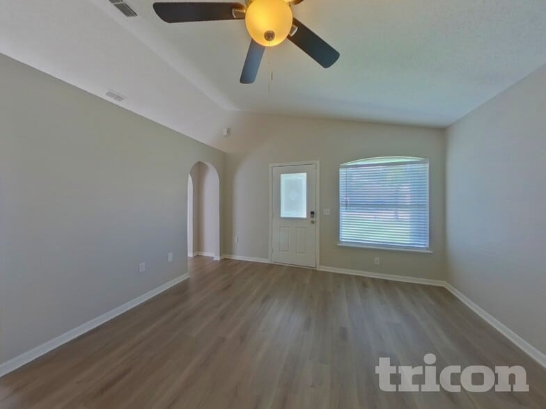 Building Photo - 5852 Lake Front Dr