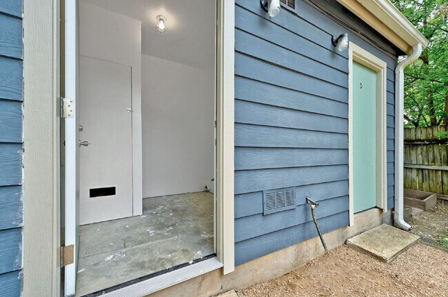 Building Photo - 2617 Ektom Dr