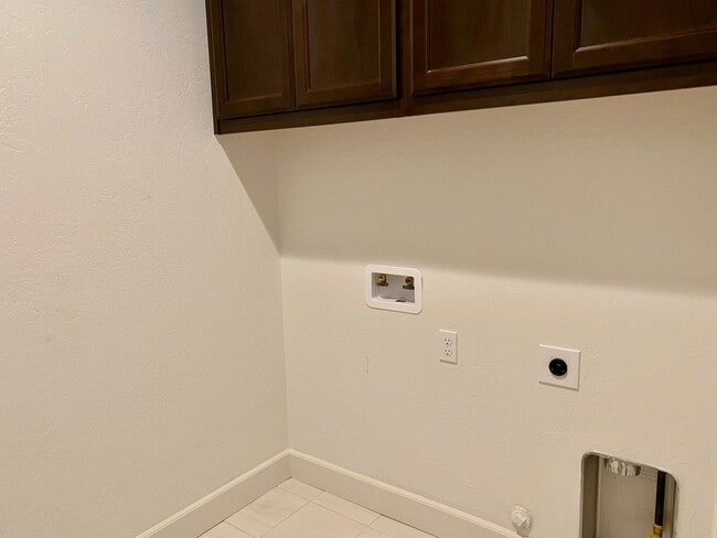 Building Photo - $2,650 Woodside Gated Community 4 Bdrm, So...