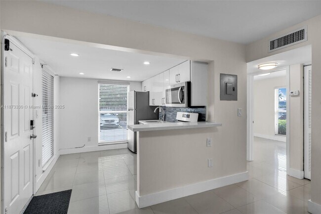 Building Photo - 241 S Royal Poinciana Blvd