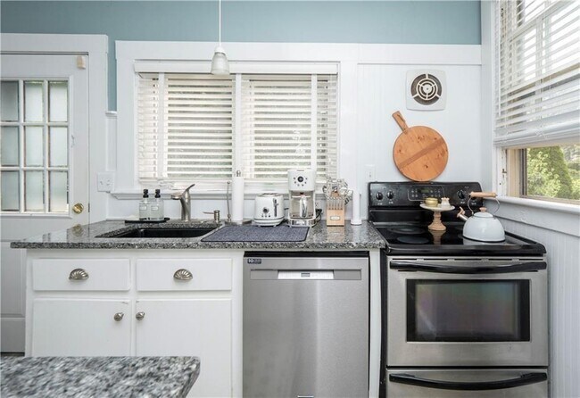 Building Photo - 3 Pell St