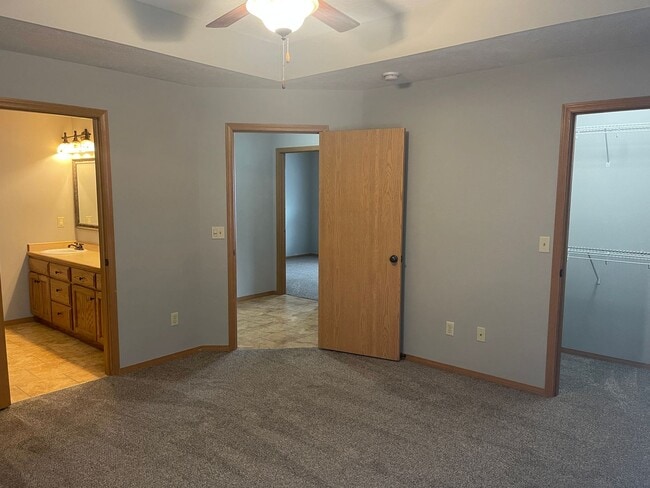 Building Photo - 705-707 E Watermill Cir