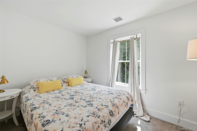 Building Photo - 13595 Soundview Ave
