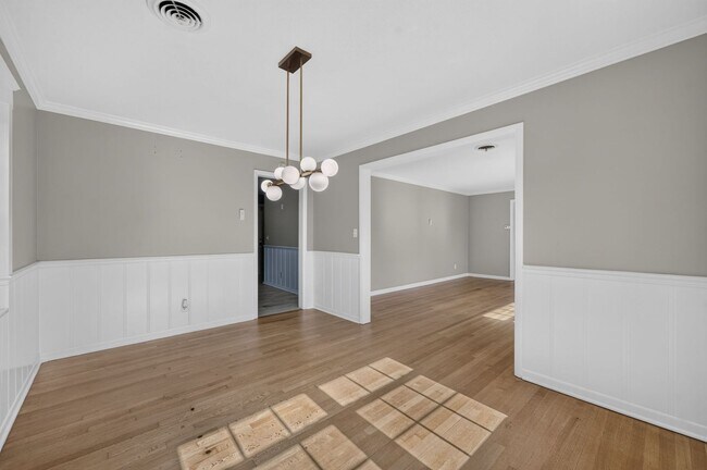 Building Photo - 677 Selkirk Dr