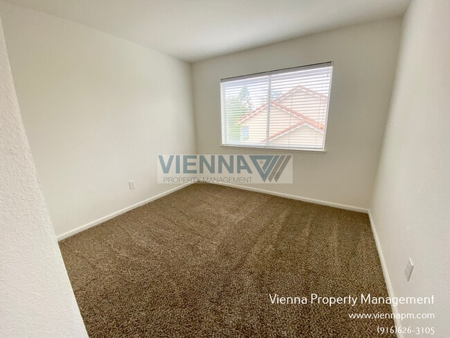 Building Photo - 5608 Glen Oaks Dr