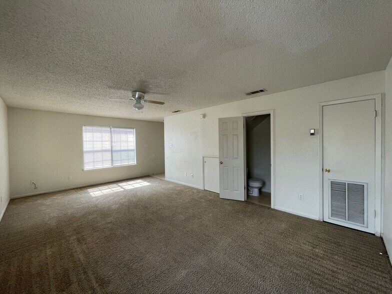 Building Photo - 904 Clairidge Ave