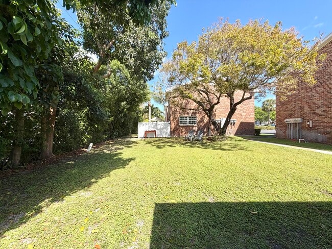 Building Photo - 413 N Cypress Dr