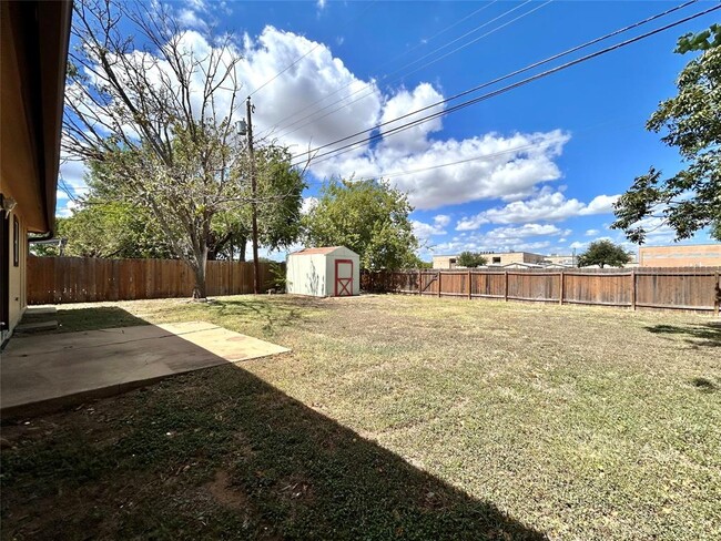 Building Photo - 1306 Troy Ln