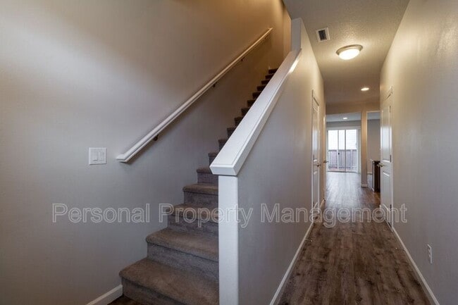 Building Photo - 5831 NE 56th Pl