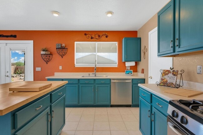 Building Photo - Private Pool Oasis  in southwest Tucson's coveted Star Valley!