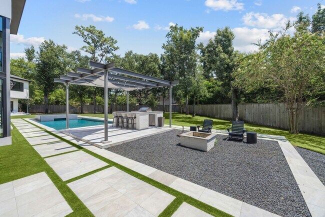 Building Photo - 12427 Pebblebrook Dr