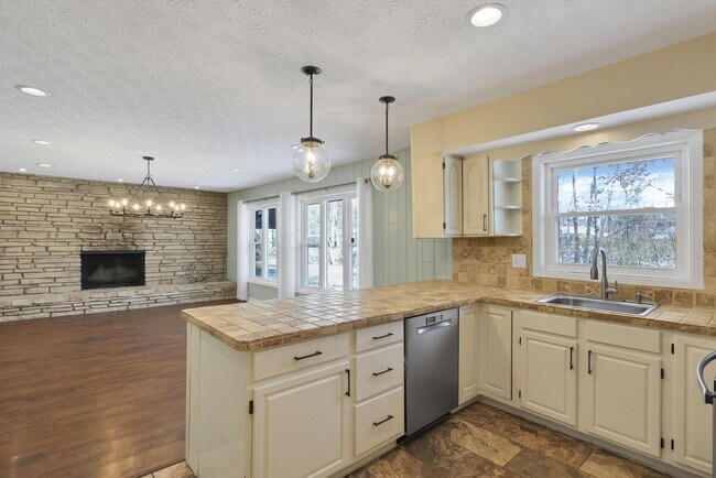 Building Photo - 2844 Wildwood Rd