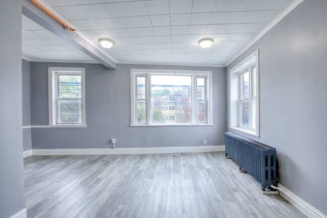 Building Photo - Oversized 3 Bedroom 1 Bathroom in Blackrock Neighborhood