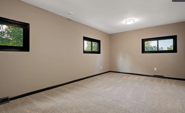 Building Photo - Spacious 3 bedroom home