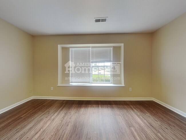 Building Photo - 131 Green Meadow Court