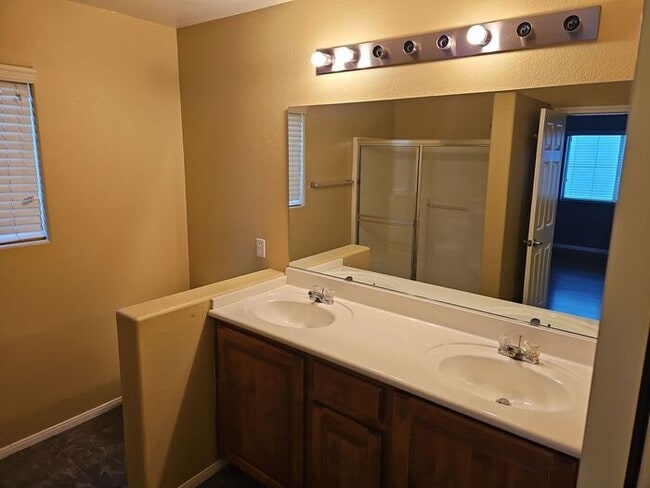 Building Photo - Beautiful 2 bedroom 2.5 bath !