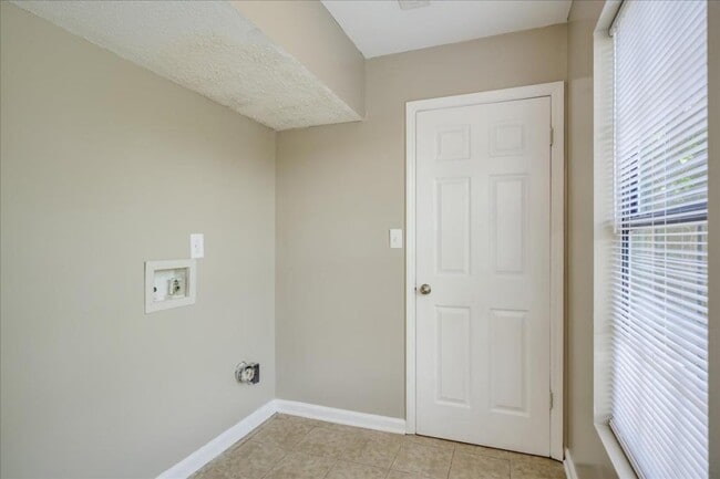 Building Photo - 2339 Walden Dr