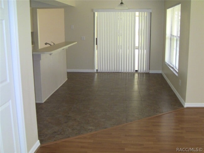 Building Photo - 335 E Falconry Ct