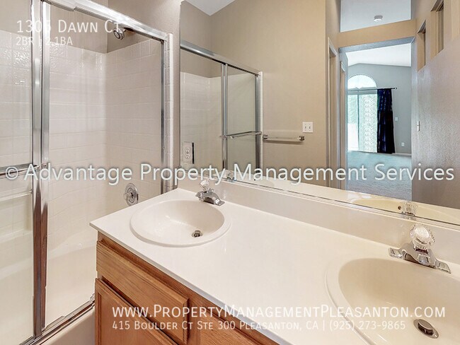 Building Photo - Spacious 2 Bed, 2.5 Bath, Townhome with 2-...