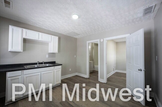 Building Photo - "Chic & Cozy 1-Bed Urban Retreat in Indianapolis – Perfectly Compact Living!"