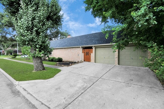 Building Photo - 2510 Hilton Head Dr