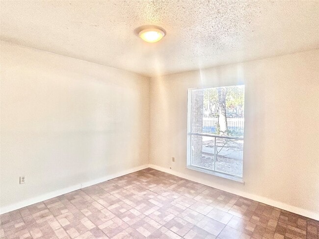 Building Photo - 8201 Richmond Ave.