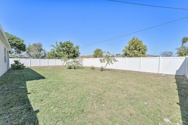 Building Photo - 357 SE Oakridge Dr