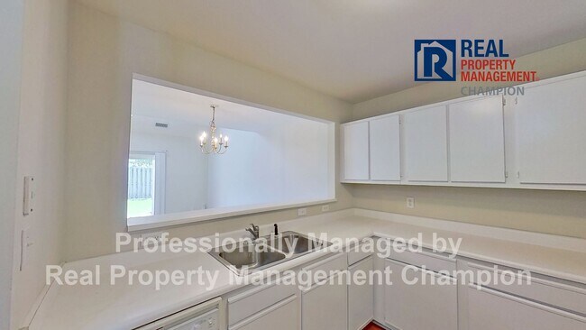 Building Photo - Immaculate Townhome near Monkey Junction