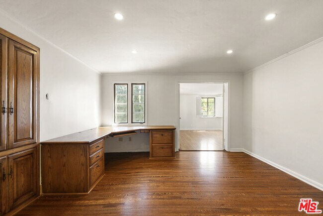 Building Photo - 512 N Palm Dr