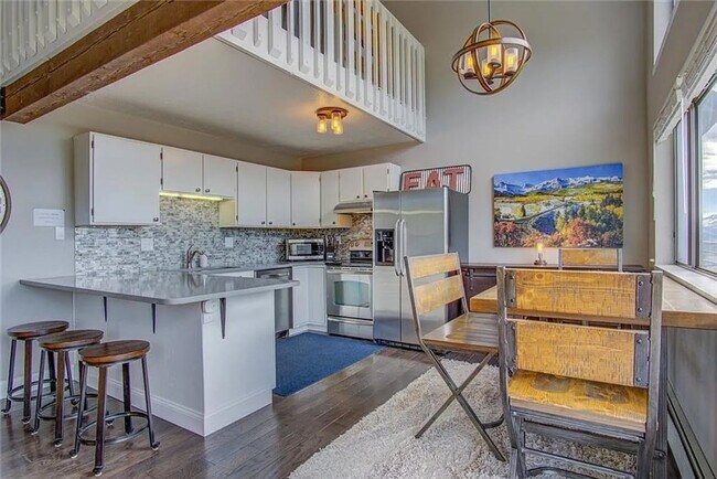 Building Photo - Buffalo Ridge - Spacious unit with Wifi, Covered Parking & Clubhouse