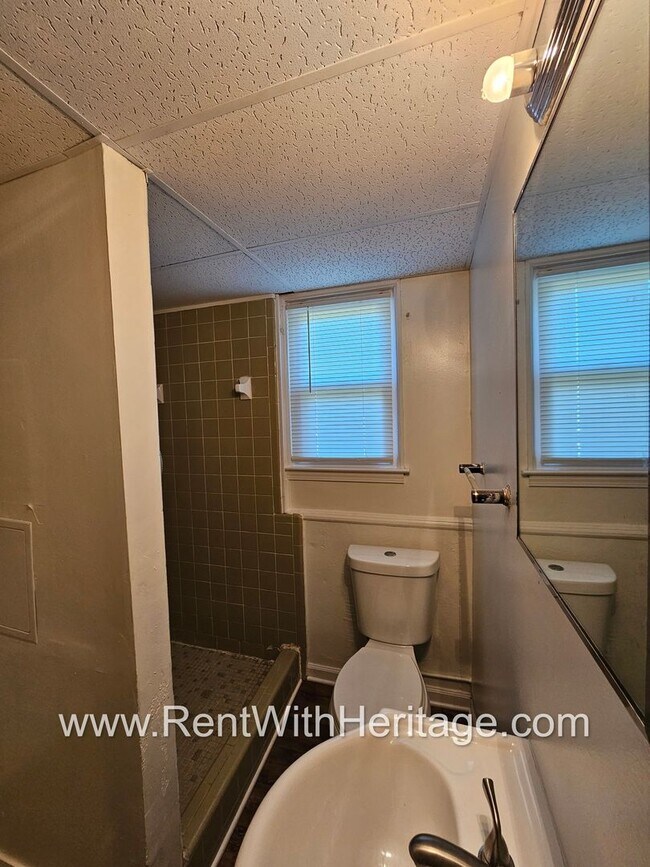 Building Photo - Amazing 4 Bedroom/ 2 Bath Home / Bonus Roo...
