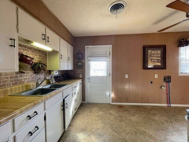 Building Photo - Move-In Ready 3-Bedroom Lamesa Home – Comfortable Classic Charm!