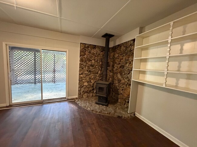 Building Photo - Nice 3/1.5 House in Silver Creek- $1,295