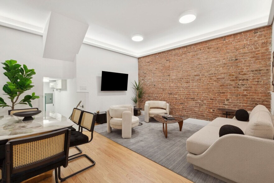 Building Photo - 125 E 83rd St