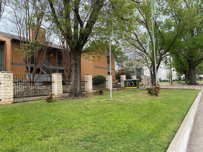 Building Photo - 3204 Menchaca Rd