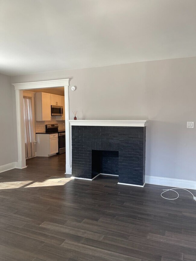 Building Photo - Great 2 BR with detached 2-car garage