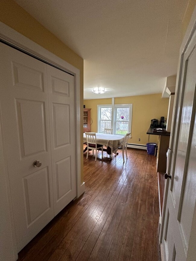 Building Photo - Spacious Single-Family House - Close to Mi...