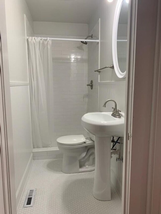 Building Photo - ENGLISH VILLAGE 21ST DUPLEX