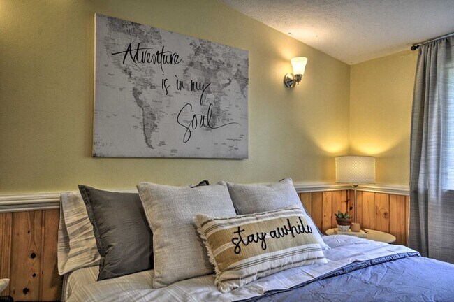 Building Photo - 11352 NE Fargo St