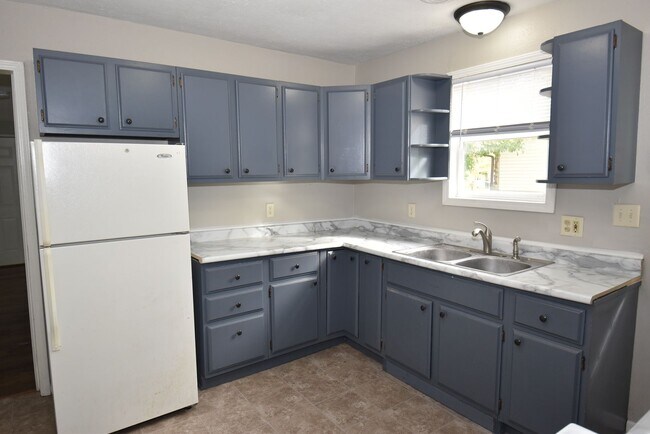 Building Photo - Mishawaka South-side 3 bedroom with a fenc...