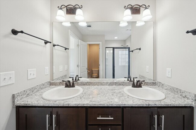 Building Photo - MOVE-IN READY! (Pet Friendly)