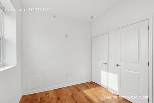 Building Photo - Newly Renovated 2 Bedroom Available for Re...