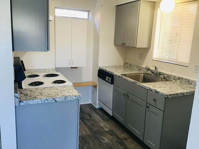 Building Photo - View Liberty Canyon 2+Den